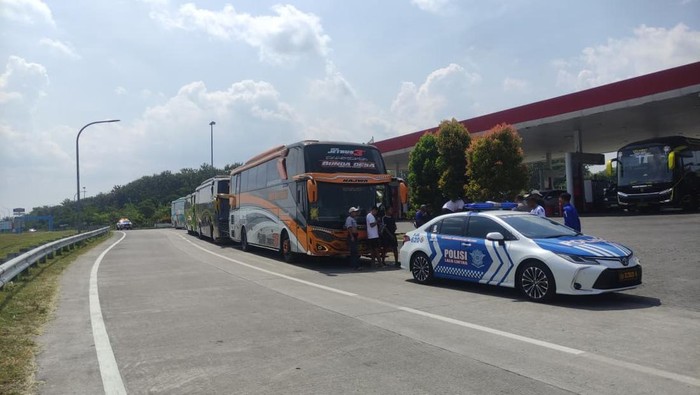 Bus suporter Arema FC yang sedang perjalanan pulang dari bandung dilempar batu di Tol Warugunung.