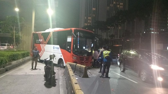 Bus TransJ tabrak separator di Jalan HR Rasuna Said, Jakarta Selatan