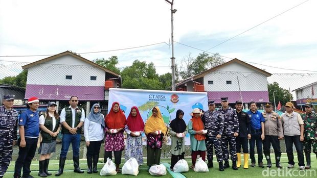 CT Arsa Foundation bersama Koarmada RI menanam bibit Mangrove dan bersih-bersih di Muara Angke, Pluit, Jakarta Utara, Sabtu (25/4/2026).