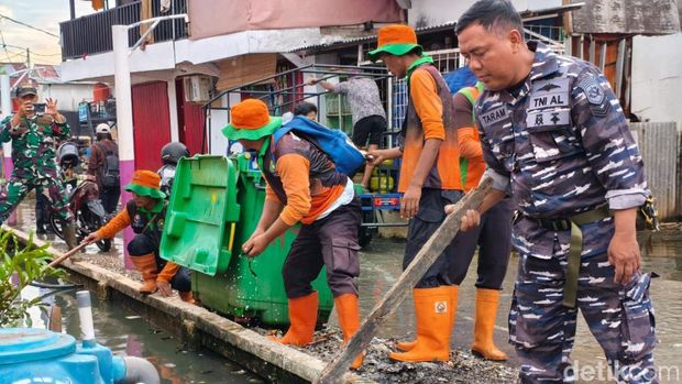 CT Arsa Foundation bersama Koarmada RI menanam bibit Mangrove dan bersih-bersih di Muara Angke, Pluit, Jakarta Utara, Sabtu (25/4/2026).