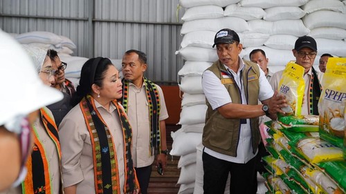 Dirut Perum Bulog Letjen TNI (Purn) Ahmad Rizal Ramdhani mendampingi Ketua Komisi IV DPR Siti Hediati Soeharto mengunjungi gudang Kantor Cabang Bulog Labuan Bajo, Sabtu (25/4/2026). (Dok. Perum Bulog)