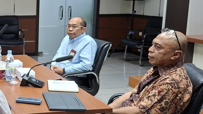 Dosen Unhas Ishaq Rahman menjadi narasumber di FKIK ULM.
