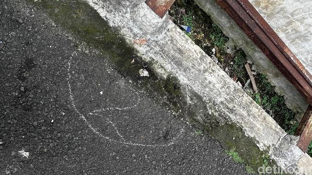 Dua orang pekerja rumah tangga (PRT) berinisial R (15) dan D (30) loncat dari lantai empat sebuah bangunan indekos di Bendungan Hilir (Benhil), Jakpus. (Rumondang/detikcom)