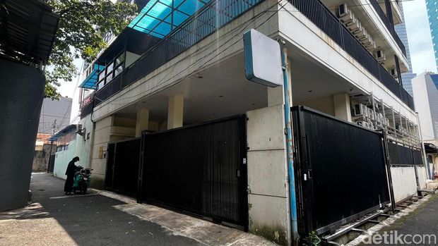 Dua orang pekerja rumah tangga (PRT) berinisial R (15) dan D (30) loncat dari lantai empat sebuah bangunan indekos di Bendungan Hilir (Benhil), Jakpus. (Rumondang/detikcom)