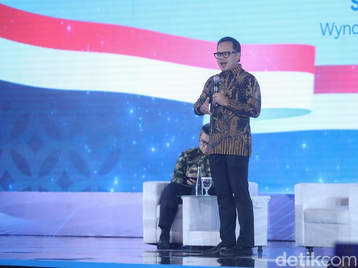 Pemimpin Redaksi detikcom, Alfito Deannova Ginting, memimpin diskusi dalam Forum Akselerator Negeri yang menjadi bagian dari rangkaian Apresiasi Pemerintah Daerah Berprestasi 2026 di Palembang, Sumatera Selatan, Sabtu (25/4).

Forum ini menjadi ruang dialog strategis yang mempertemukan pemerintah pusat, pemerintah daerah, serta berbagai pemangku kepentingan untuk membahas tantangan pembangunan daerah secara konkret. Dalam pembukaan diskusi, Alfito menegaskan bahwa forum ini dirancang untuk mendorong percepatan kinerja daerah melalui kolaborasi lintas sektor.