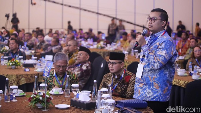 Pemimpin Redaksi detikcom, Alfito Deannova Ginting, memimpin diskusi dalam Forum Akselerator Negeri yang menjadi bagian dari rangkaian Apresiasi Pemerintah Daerah Berprestasi 2026 di Palembang, Sumatera Selatan, Sabtu (25/4).

Forum ini menjadi ruang dialog strategis yang mempertemukan pemerintah pusat, pemerintah daerah, serta berbagai pemangku kepentingan untuk membahas tantangan pembangunan daerah secara konkret. Dalam pembukaan diskusi, Alfito menegaskan bahwa forum ini dirancang untuk mendorong percepatan kinerja daerah melalui kolaborasi lintas sektor.