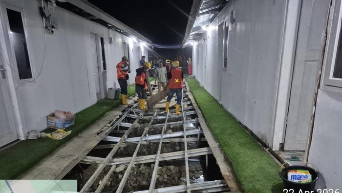 Jalur pedestrian huntara di Tamiang yang amblas