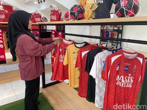 8 Laga Tak Terkalahkan, Jersey Persijap Kembali Jadi Buruan Suporter