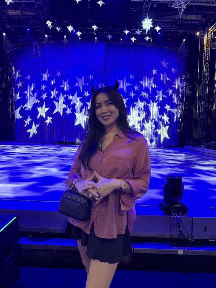 Jessica Iskandar menyaksikan Disney on Ice.