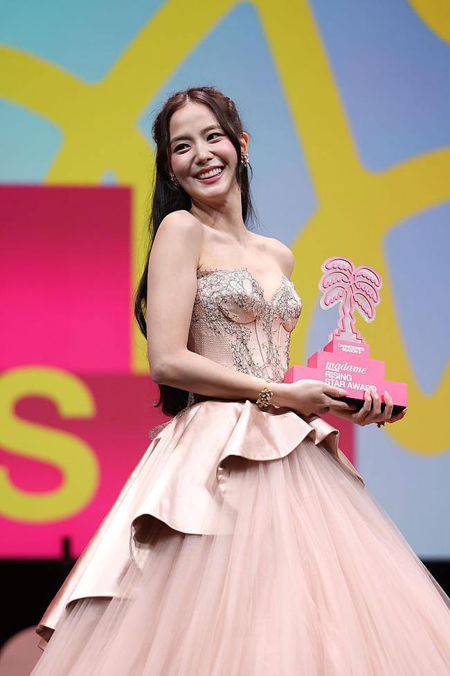 “Aku tidak akan pernah melupakan rasa syukur yang kalian berikan untukku… Aku akan melakukan yang terbaik untuk menunjukkan sisi diriku yang lebih baik,” ungkap pelantun FLOWER itu saat menerima penghargaan di atas podium. Foto: Getty Images