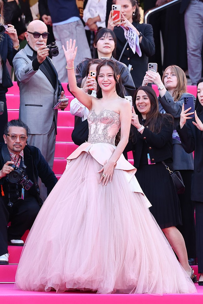 Sebelum Jisoo BLACKPINK, ada Sydney Sweeney, Daisy Edgar-Jones, Marie Colomb, hingga Ella Purnell yang menerima piala Madame Figaro Rising Star Award. Foto: Getty Images