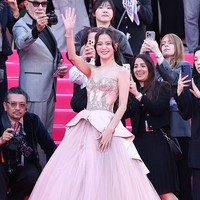 Sebelum Jisoo BLACKPINK, ada Sydney Sweeney, Daisy Edgar-Jones, Marie Colomb, hingga Ella Purnell yang menerima piala Madame Figaro Rising Star Award. Foto: Getty Images