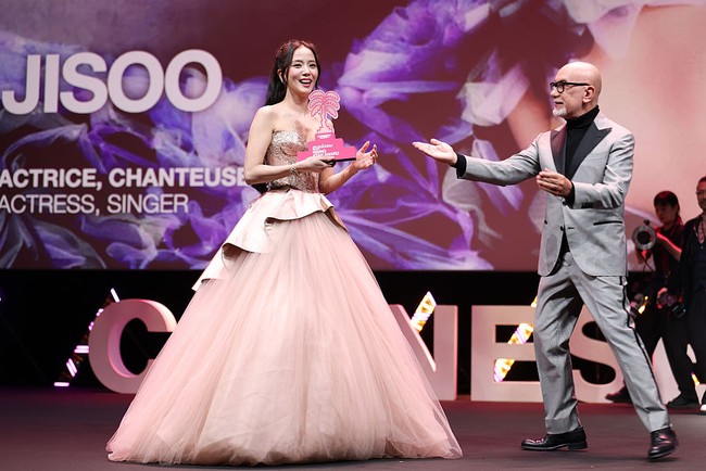 Perwakilan Madame Figaro, Richard Gionario memuji evolusi Jisoo BLACKPINK di industri hiburan. “Bukan pendatang baru, dia adalah seorang bintang.” Jisoo BLACKPINK mampu keluar dari zona nyaman bermusik, menjajal dunia akting. Foto: Getty Images