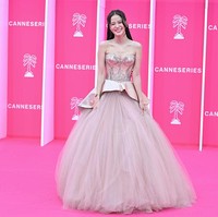 Saat tiba di red carpet, personel BLACKPINK itu tampil memukau dalam balutan ball gown bernuansa emas dari koleksi Miss Sohee Spring Couture 2026. Foto: Getty Images