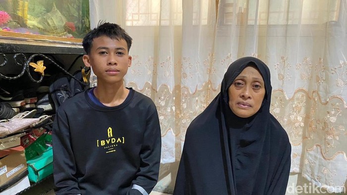 Kakak dan ibu Mustakim, Ridwan dan Suhartini menceritakan penganiayaan terhadap anaknya di Pesantren Darul Ulum Amiral Takalar.