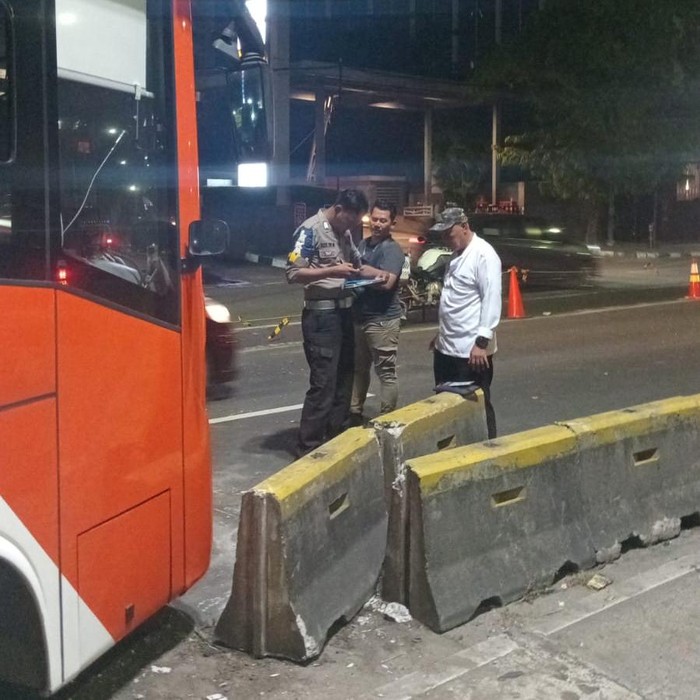 Kecelakaan lalu lintas tunggal bus TransJ terjadi di Jalan HR Rasuna Said, Jaksel. Bodi bus TransJakarta ringsek usai menabrak separator atau pembatas jalan. (dok Istimewa)