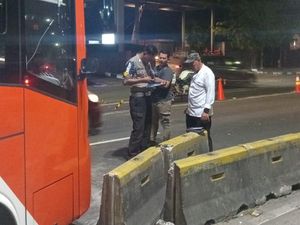 Dugaan Penyebab Bus TransJ Tabrak Separator Busway di Rasuna Said