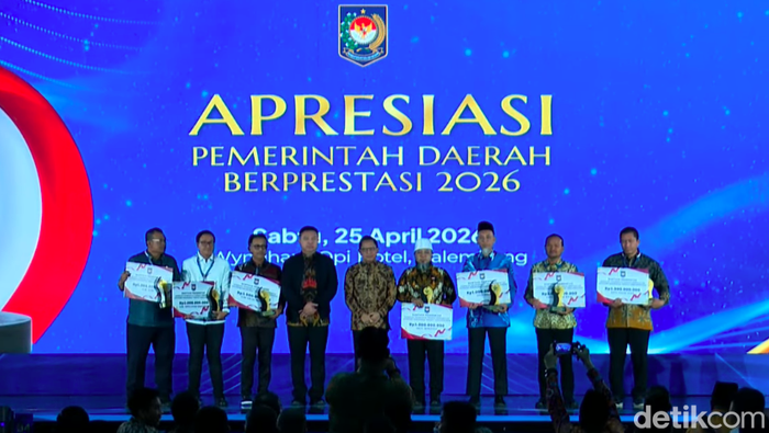 Kemendagri memberi penghargaan kepada Pemprov Bengkulu, Pemkab Solok Selatan, dan Pemkot Pagaralam dalam upaya menurunkan angka pengangguran. (dok detikcom)