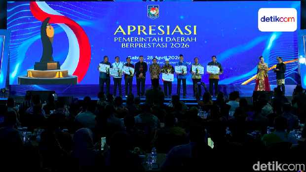 Kemendagri memberi penghargaan kepada Pemprov Bengkulu, Pemkab Solok Selatan, dan Pemkot Pagaralam dalam upaya menurunkan angka pengangguran. (dok detikcom)