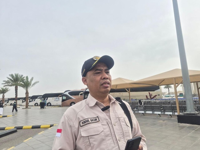 Kepala Daerah Kerja (Kadaker) Bandara, Abdul Basir saat diwawancarai soal ketatnya Checking Bagasi jemaah haji Indonesia di Madinah.