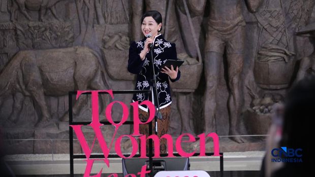 Ketua Dewan Komisioner Otoritas Jasa Keuangan (OJK), Friderica Widyasari menyampaikan keyonote speech dalam acara Top Women Fest 2026 di Sarinah, Jakarta, Sabtu (25/4/2026). (CNBC Indonesia/Tri Susilo)