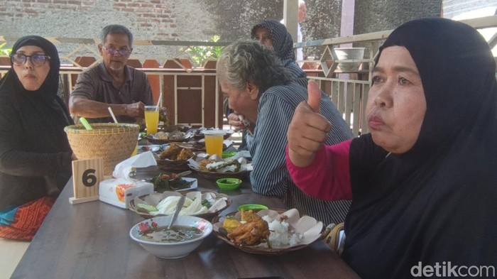 Konsumen saat menikmati masakan di Pawon Ninda 2 Tasikmalaya.