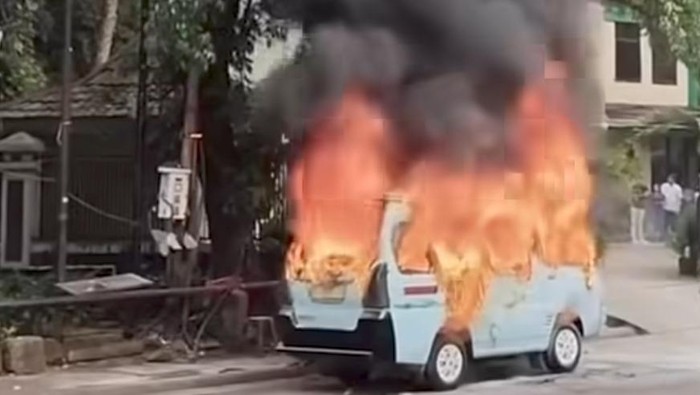 Korban dan angkotnya dibakar pelaku yang tak terima ditegur karena serobot antrean ngetem.