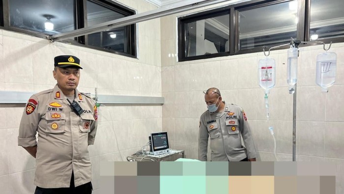 Istri yang dibakar suaminya menjalani perawatan di RSUD Genteng Banyuwangi.