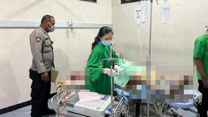 Korban pembakaran oleh suaminya saat menjalani perawatan di RSUD Genteng Banyuwangi.