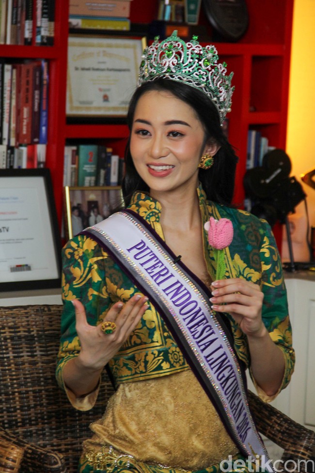 Puteri Indonesia Lingkungan 2026, Victoria Kosasie menyelesaikan studi sarjana di Central Saint Martins dan meraih gelar Master dari Royal College of Art di Inggris. Dengan semangat yang mendalam untuk seni dan budaya pertunjukan, ia memperoleh pengalaman berharga di sektor seni Inggris, membentuk visinya untuk berkontribusi pada pengembangan budaya Indonesia. Dia mendirikan KemBalikeSENI, sebuah inisiatif yang menyoroti pentingnya mempertahankan seniman dan mendorong apresiasi yang lebih besar untuk seni. Foto: Muhammad Farrel / detikfoto.