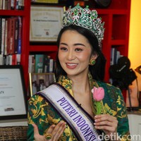 Puteri Indonesia Lingkungan 2026, Victoria Kosasie menyelesaikan studi sarjana di Central Saint Martins dan meraih gelar Master dari Royal College of Art di Inggris. Dengan semangat yang mendalam untuk seni dan budaya pertunjukan, ia memperoleh pengalaman berharga di sektor seni Inggris, membentuk visinya untuk berkontribusi pada pengembangan budaya Indonesia. Dia mendirikan KemBalikeSENI, sebuah inisiatif yang menyoroti pentingnya mempertahankan seniman dan mendorong apresiasi yang lebih besar untuk seni. Foto: Muhammad Farrel / detikfoto.
