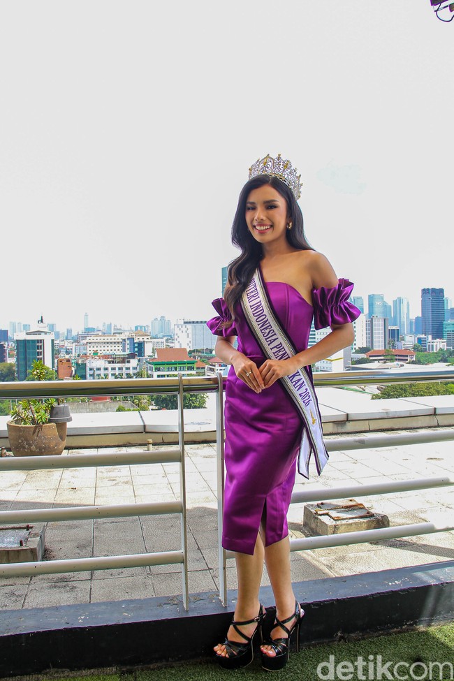 Puteri Indonesia Pendidikan 2026, Gisela Thesa meraih gelar Sarjana dalam Ilmu Administratif. Dia adalah seorang praktisi komunikasi dan advokat pemberdayaan pemuda yang didedikasikan untuk membantu wanita muda mengubah keraguan menjadi percaya diri. Sejak 2018, ia telah memberdayakan kaum muda melalui keterampilan komunikasi, pengembangan kepemimpinan, dan kesadaran global sebagai pendiri SAYINC.ID dan inisiator gerakan #FromWhisperToPower. Setelah mewakili Indonesia dan DKI Jakarta di forum internasional di Rusia, Bangkok, Barcelona, dan Praha, ia terus memperjuangkan kepemimpinan pemuda sambil memperkuat suara perempuan.  Foto: Muhammad Farrel / detikfoto.