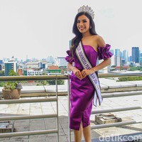 Puteri Indonesia Pendidikan 2026, Gisela Thesa meraih gelar Sarjana dalam Ilmu Administratif. Dia adalah seorang praktisi komunikasi dan advokat pemberdayaan pemuda yang didedikasikan untuk membantu wanita muda mengubah keraguan menjadi percaya diri. Sejak 2018, ia telah memberdayakan kaum muda melalui keterampilan komunikasi, pengembangan kepemimpinan, dan kesadaran global sebagai pendiri SAYINC.ID dan inisiator gerakan #FromWhisperToPower. Setelah mewakili Indonesia dan DKI Jakarta di forum internasional di Rusia, Bangkok, Barcelona, dan Praha, ia terus memperjuangkan kepemimpinan pemuda sambil memperkuat suara perempuan.  Foto: Muhammad Farrel / detikfoto.