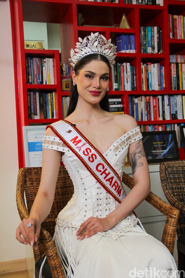 Sementara itu, Catalina Duque Abréu menyoroti harmoni antara pembangunan modern dan kelestarian alam yang ia lihat. Infrastruktur di sini luar biasa. Bagaimana alam adalah bagian dari kotamu. Pepohonan, bunga-bunga... Saya merasa pulau seindah ini memiliki banyak potensi. Sangat indah melihat bagaimana Anda bisa menggabungkan budaya dengan masyarakat modern, ungkapnya. Foto: Muhammad Farrel / detikfoto Foto: Muhammad Farrel / detikfoto.