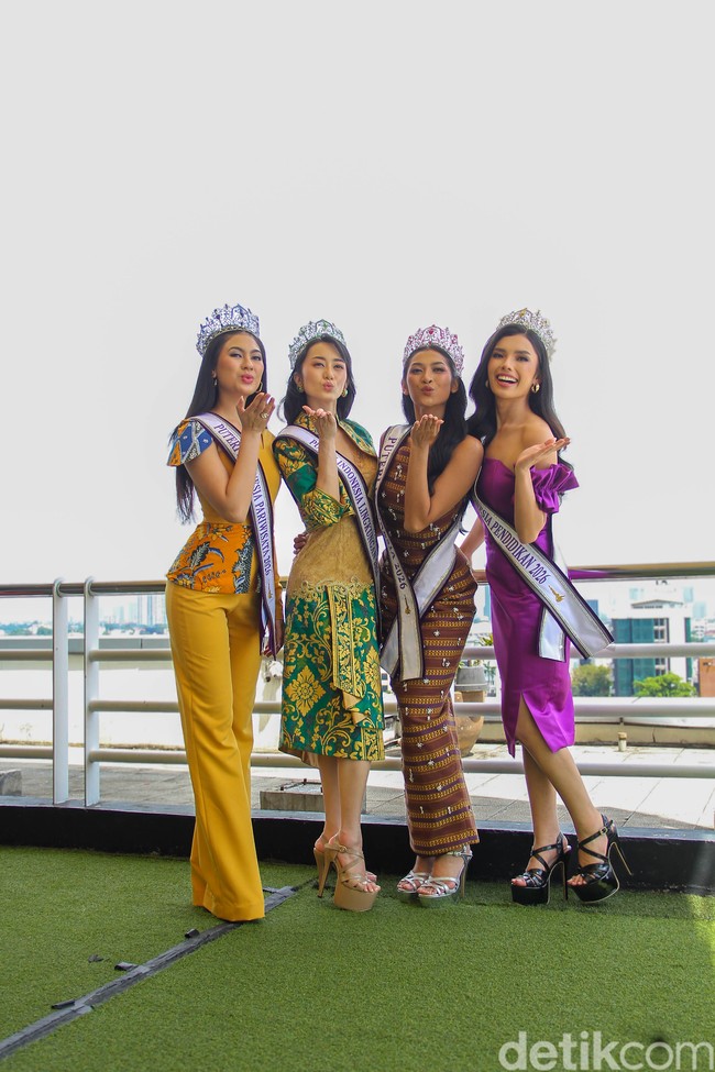 Sebelum Ajeng dan Victoria masuk dua besar, Karina Moudy Widodo dari DKI Jakarta 3 diumumkan sebagai Puteri Indonesia Pariwisata 2026. Sementara itu, wakil DKI Jakarta 2 Gisela Belicia Alma Thesalonica Silalahi meraih gelar Puteri Indonesia Pendidikan 2026.  Foto: Muhammad Farrel / detikfoto.