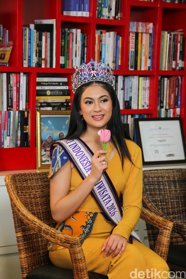 Puteri Indonesia Pariwisata 2026, Karina Moudy Widodo merupakan mahasiswa Komunikasi Massa dan Hukum yang bersemangat untuk memberdayakan generasi muda. Tumbuh di Jakarta, ia memahami bahwa banyak anak muda menghadapi tantangan seperti tekanan ekonomi, akses terbatas ke peluang, dan kebutuhan akan sistem pendukung yang lebih kuat. Realitas-realitas ini menginspirasi advokasinya, #AnakMudaBerkarya, di mana ia menciptakan ruang inklusif dan kolaboratif dengan bekerja sama dengan berbagai pemangku kepentingan dan komunitas pembelajaran alternatif.  Foto: Muhammad Farrel / detikfoto.