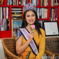 Puteri Indonesia Pariwisata 2026, Karina Moudy Widodo merupakan mahasiswa Komunikasi Massa dan Hukum yang bersemangat untuk memberdayakan generasi muda. Tumbuh di Jakarta, ia memahami bahwa banyak anak muda menghadapi tantangan seperti tekanan ekonomi, akses terbatas ke peluang, dan kebutuhan akan sistem pendukung yang lebih kuat. Realitas-realitas ini menginspirasi advokasinya, #AnakMudaBerkarya, di mana ia menciptakan ruang inklusif dan kolaboratif dengan bekerja sama dengan berbagai pemangku kepentingan dan komunitas pembelajaran alternatif.  Foto: Muhammad Farrel / detikfoto.