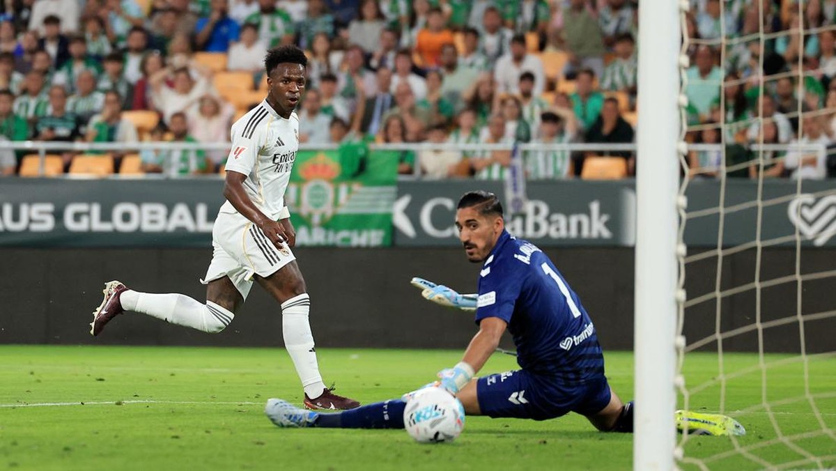Momen Vinicius Junior membobol gawang Real Betis. (Foto: Getty Images/Fran Santiago)