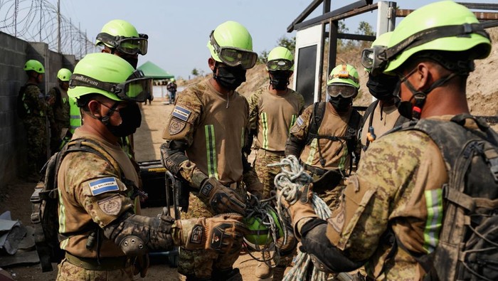 Military personnel take part in a rescue exercise as part of CENTAM Guardian 2026, an exercise coordinated by U.S. Southern Command in which troops from Central America participate, in San Juan Opico, El Salvador, April 24, 2026. REUTERS/Jose Cabezas