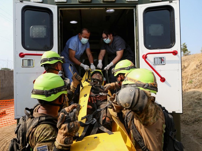 Military personnel take part in a rescue exercise as part of CENTAM Guardian 2026, an exercise coordinated by U.S. Southern Command in which troops from Central America participate, in San Juan Opico, El Salvador, April 24, 2026. REUTERS/Jose Cabezas