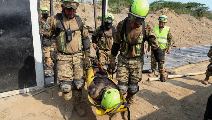 Military personnel take part in a rescue exercise as part of CENTAM Guardian 2026, an exercise coordinated by U.S. Southern Command in which troops from Central America participate, in San Juan Opico, El Salvador, April 24, 2026. REUTERS/Jose Cabezas