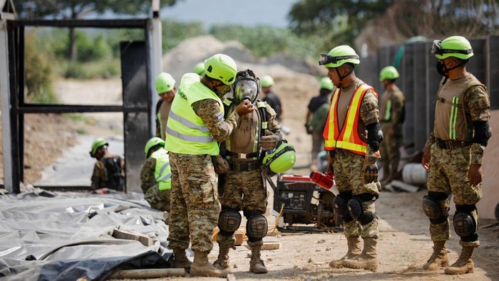 Military personnel take part in a rescue exercise as part of CENTAM Guardian 2026, an exercise coordinated by U.S. Southern Command in which troops from Central America participate, in San Juan Opico, El Salvador, April 24, 2026. REUTERS/Jose Cabezas