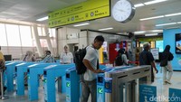 PT Kereta Api Indonesia (Persero) mencatat adanya peningkatan jumlah pengguna transportasi berbasis rel, termasuk LRT Jabodebek, Whoosh, dan Commuter Line Jabodebek. Kenaikan jumlah penumpang bahkan mencapai hingga 22,77 persen di beberapa layanan. Sepanjang triwulan I 2026, LRT Jabodebek telah melayani 7.754.946 penumpang, meningkat 22,10 persen dibandingkan periode yang sama tahun sebelumnya sebanyak 6.351.283 penumpang. Tren ini menunjukkan semakin tingginya minat masyarakat terhadap transportasi publik yang efisien.