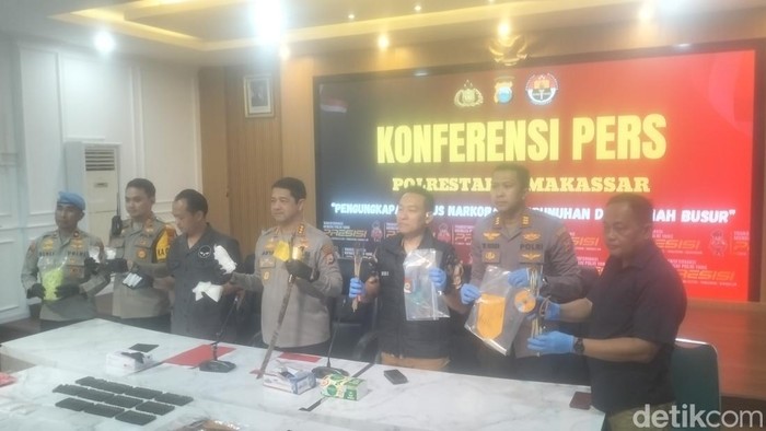 Pria AR di Makassar ditangkap polisi karena memproduksi dan menjual busur panah seharga Rp 50 ribu.