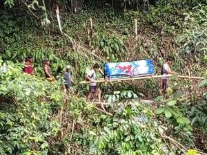 Wanita Sakit di Mamuju Ditandu ke Puskesmas Seko Sulsel karena Jalan Rusak