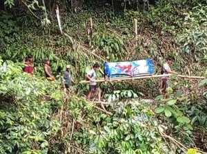 Wanita Sakit di Mamuju Ditandu ke Puskesmas Seko Sulsel karena Jalan Rusak