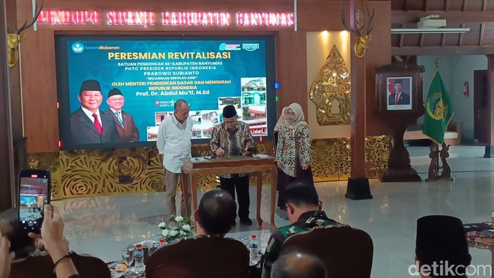 Mendikdasmen menandatangani plakat revitalisasi satuan pendidikan se-Kabupaten Banyumas di Pendopo Sipanji Purwokerto, Sabtu (25/4/2026).