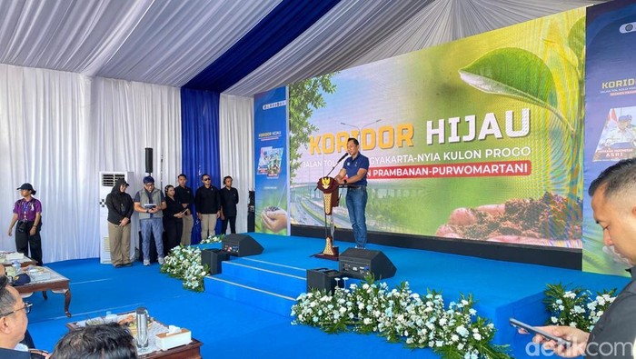 Menko AHY saat memberikan arahan di acara penanaman pohon di area koridor hijau Jalan Tol Jogja-Solo-NYIA ruas Prambanan-Purwomartani, Sleman, Sabtu (25/4/2026).