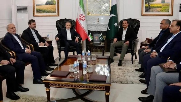 Menlu Iran Abbas Araghchi bertemu Panglima Angkatan Bersenjata Pakistan Marsekal Lapangan Asim Munir di Islamabad (Reuters)