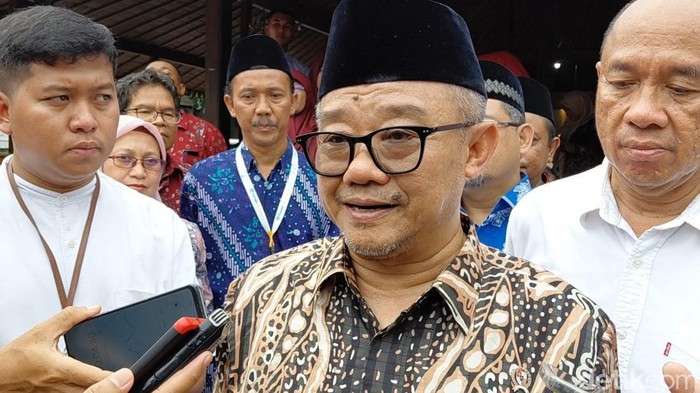 Menteri Pendidikan Dasar dan Menengah, Abdul Muti usai meresmikan revitalisasi satuan pendidikan se-Kabupaten Banyumas di Pendopo Sipanji Purwokerto, Sabtu (25/4/2026).
